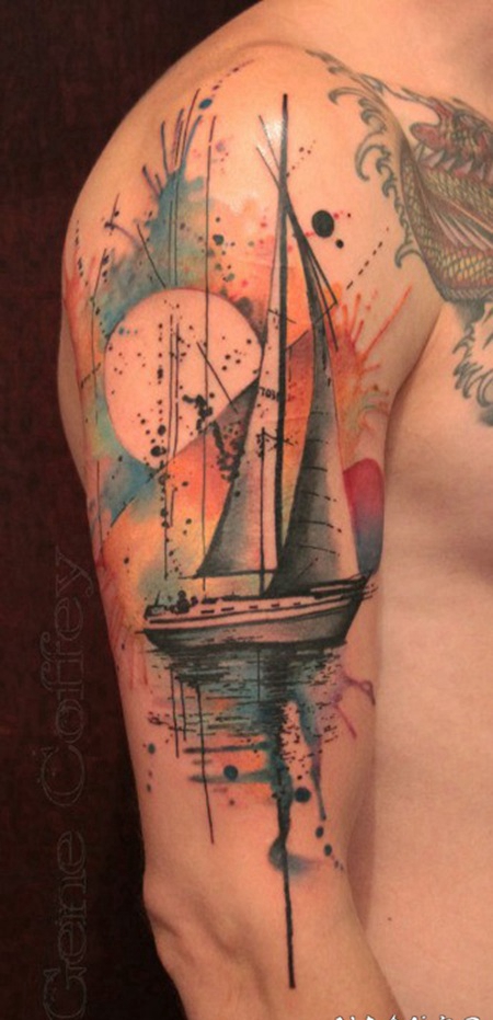 手臂抽象风格的彩色帆船和太阳纹身图案
