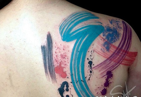 背部抽象风格不同线条彩色纹身图案