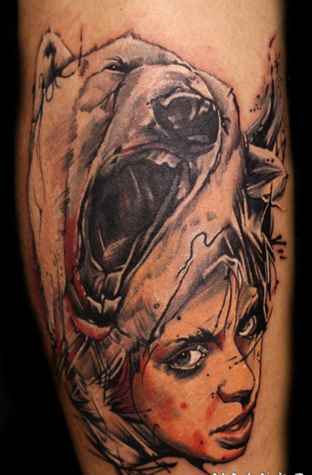 小臂抽象风格的彩色咆哮熊和女性肖像纹身图案