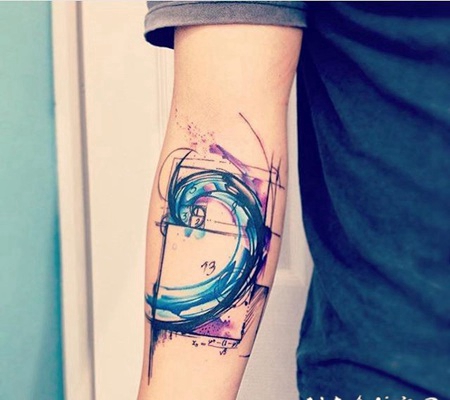 小臂抽象风格的彩色水彩波浪纹身图案