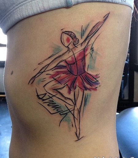 侧肋彩色的芭蕾舞者与字母纹身图案