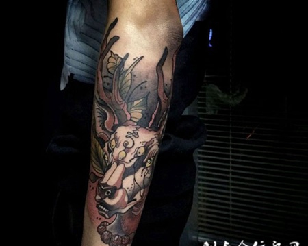 霸气侧漏，手臂上的鹿头纹身图案