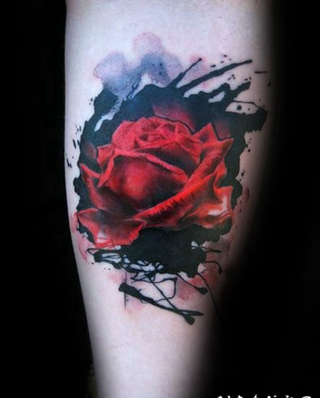 小臂抽象风格的彩色红玫瑰纹身图案