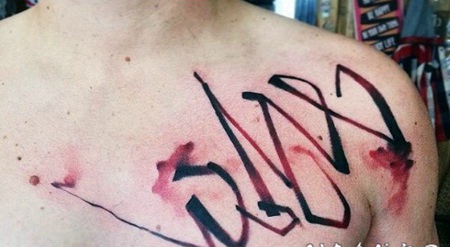 胸部黑色和红色抽象字母纹身图案
