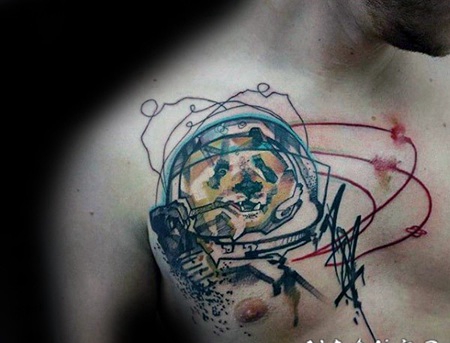 胸部抽象风格的彩色熊猫和太空服纹身图案