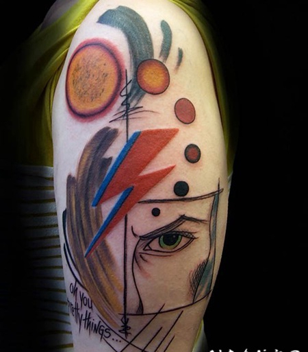 手臂漂亮的抽象圆形和眼睛闪电纹身图案