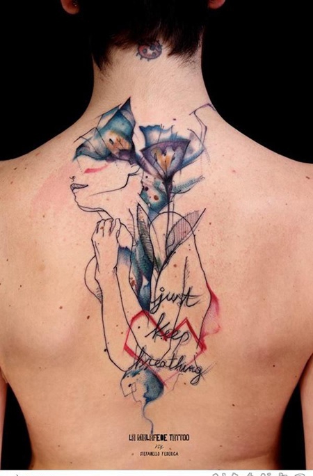 背部彩色的女人和花朵字母纹身图案