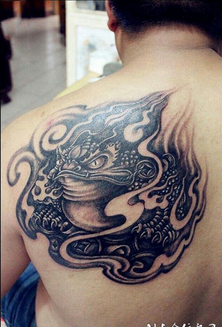 招财金蟾，后背个性金蟾纹身图案