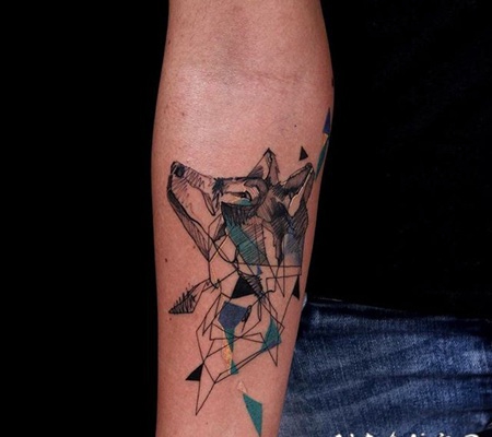 手臂抽象风格彩色的狼头纹身图案