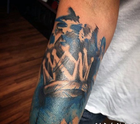 小臂抽象风格的彩色皇冠纹身图案