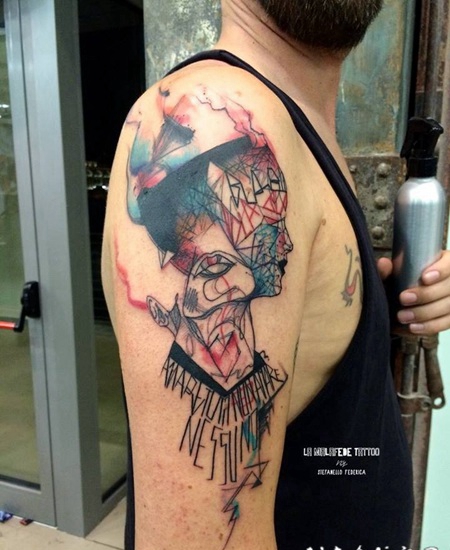 大臂彩色人体轮廓和字母纹身图案