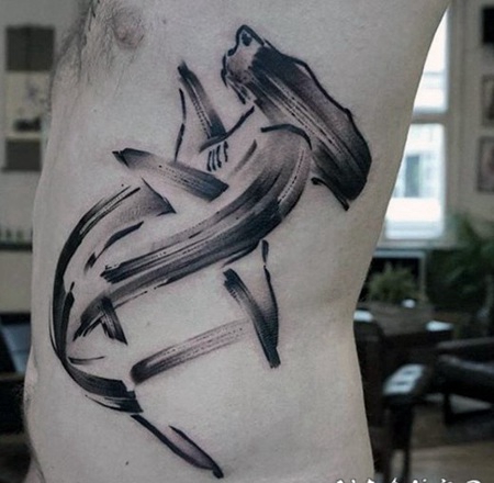 侧肋抽象风格的黑色鲨鱼纹身图案