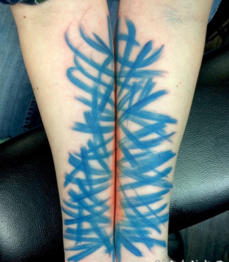 手臂抽象风格的各种蓝色线条纹身图案