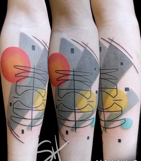 手臂抽象风格的彩色各种饰品纹身图案