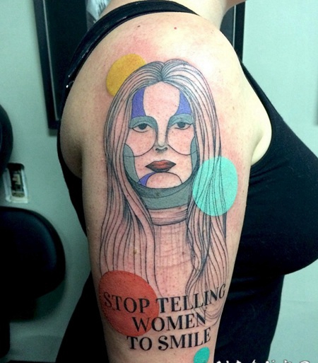手臂彩色插画风格的女人画像和字母纹身图案