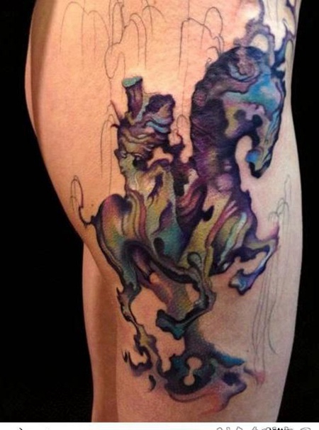 抽象风格的彩色马大腿纹身图案