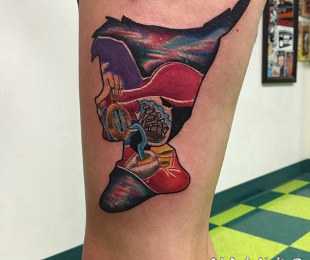 大腿五彩的神秘肖像和指南针纹身图案