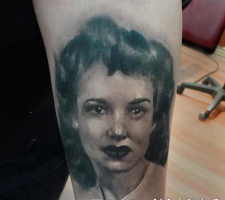 写实风格的黑白女人肖像手臂纹身图案