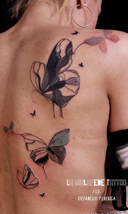 抽象水彩风格大蝴蝶背部纹身图案