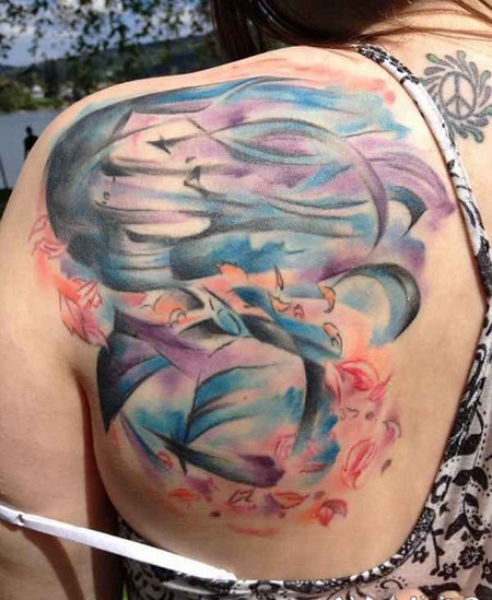 背部彩色抽象的女人和树叶纹身图案