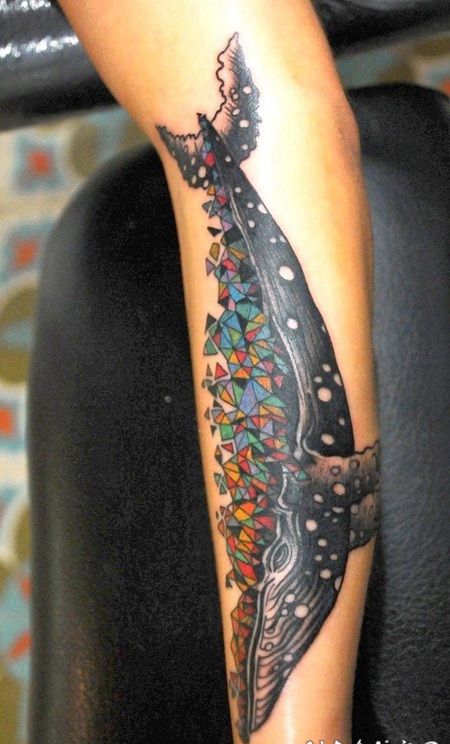 小臂抽象风格的彩色大鲸鱼纹身图案