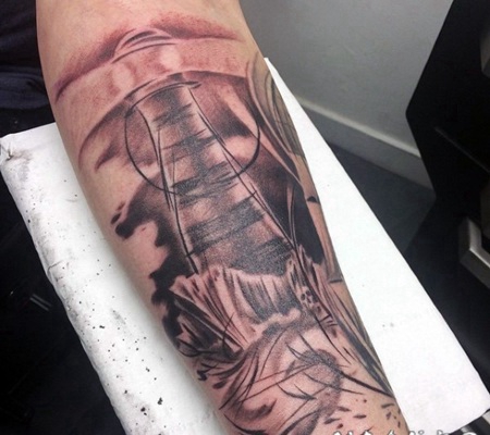 小臂抽象风格的灯塔和海浪纹身图案