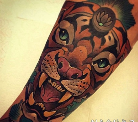 手臂上欧美风可爱老虎纹身