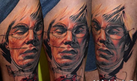 大腿抽象风格彩色男子肖像和手枪纹身图案