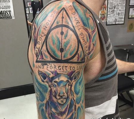 大臂彩色的三角形符号和字母小鹿纹身图案