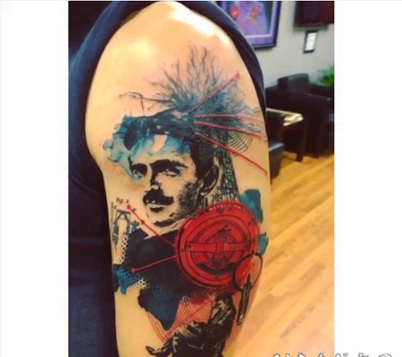 大臂抽象风格的彩色尼古拉特斯拉纹身图案