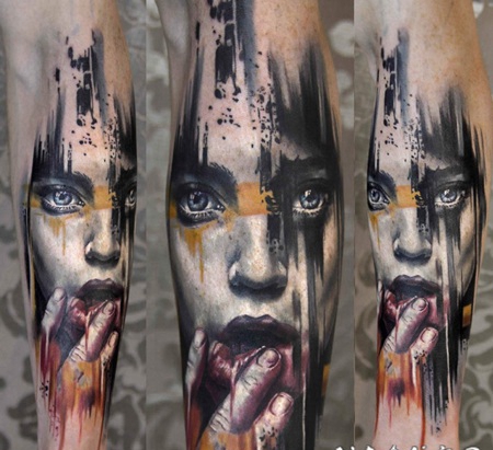 小臂抽象风格的彩色血腥女性肖像纹身图案