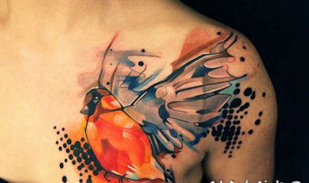 女性胸部抽象风格的飞行鸟彩色纹身图案
