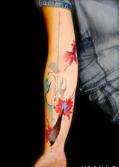 手臂壮观的五彩抽象花朵纹身图案