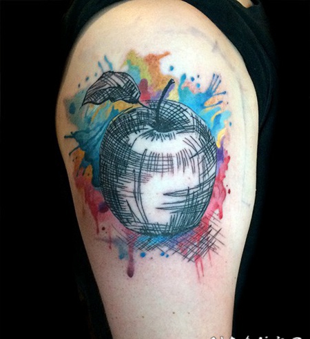 大臂抽象风格的彩色苹果纹身图案