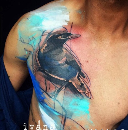 胸部抽象风格的彩色乌鸦纹身图案