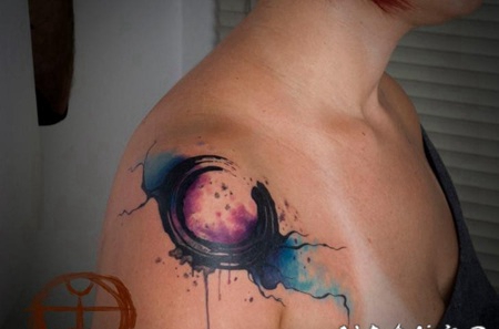 肩部抽象风格的彩色有趣符号纹身图案