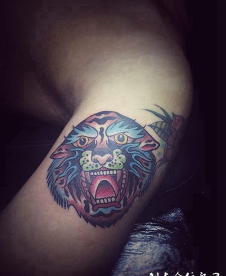 手臂彩绘萌虎头纹身图案