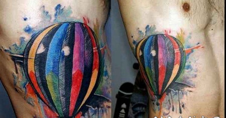 侧肋抽象风格的彩色飞行热气球纹身图案