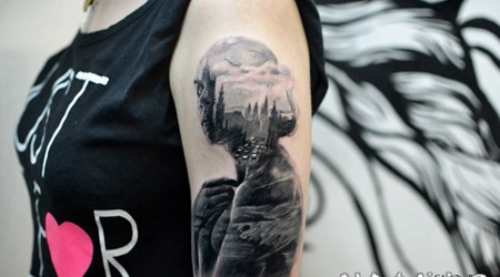 大臂抽象风格的神秘女人肖像与城市纹身图案