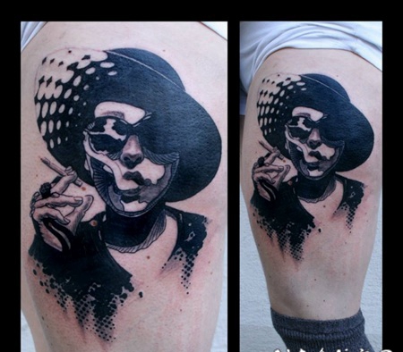 大腿抽象风格的彩色吸烟男子纹身图案