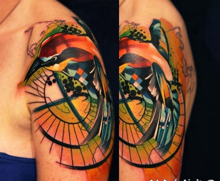 肩部抽象风格的彩色小鸟与饰品纹身图案