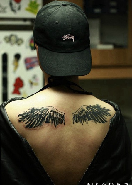 渴望翱翔，后背个性翅膀纹身图案