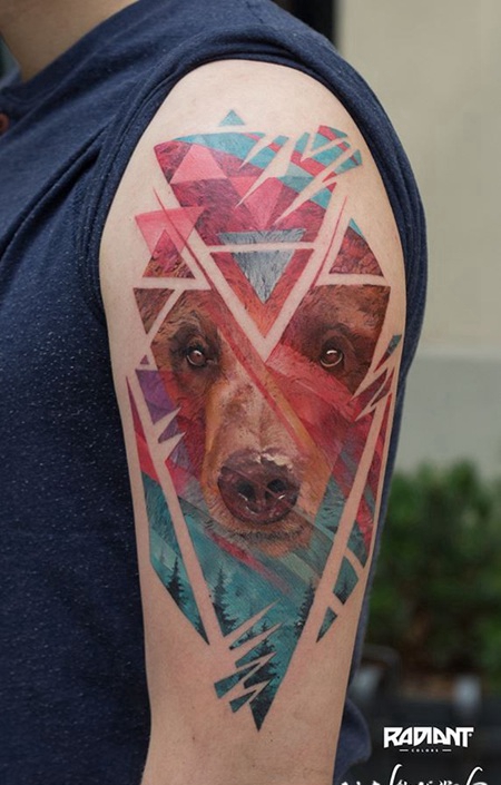 大臂抽象风格的彩色熊头与森林纹身图案