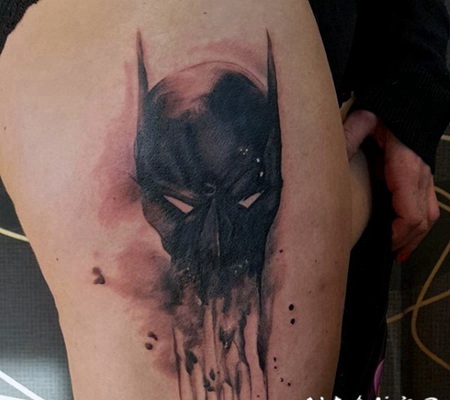 大腿神秘抽象风格的彩色蝙蝠侠纹身图案