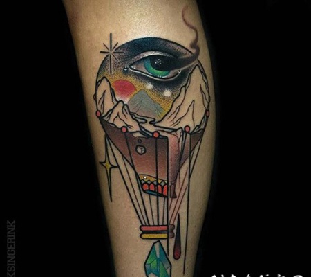 手臂抽象风格的彩色热气球与眼睛纹身图案
