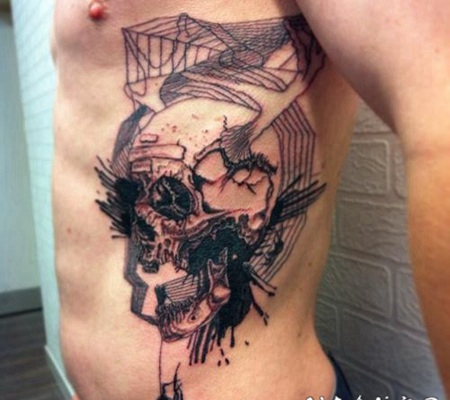 侧肋水墨抽象风格的恶魔骷髅和鹿角纹身图案