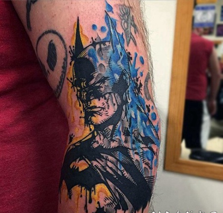 手臂抽象风格的彩色蝙蝠侠纹身图案