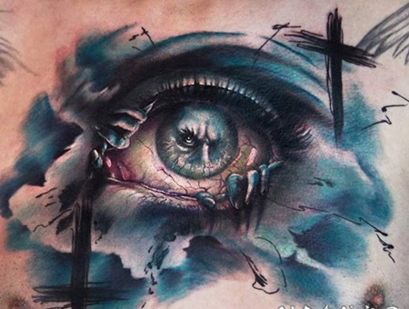 胸部抽象风格的彩色眼睛与恶魔手纹身图案
