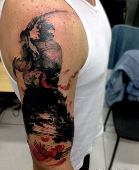 大臂抽象风格彩色的武士纹身图案