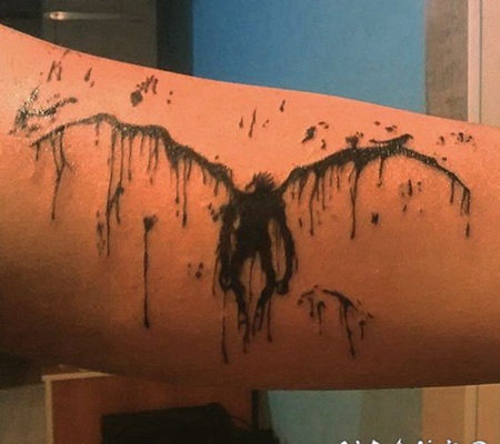 手臂令人毛骨悚然的抽象风格恶魔纹身图案